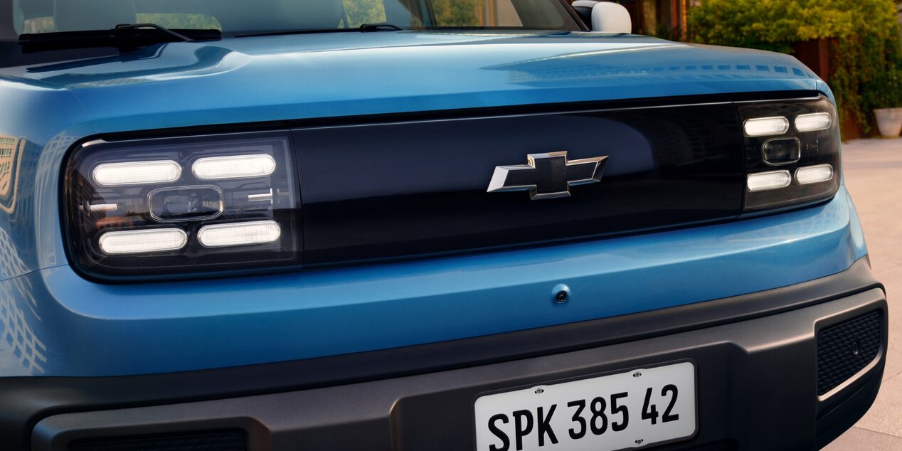 Close frontal do Spark EUV Azul Atlântico com faróis em LED e grade iluminada, reforçando a identidade visual moderna e imponente.