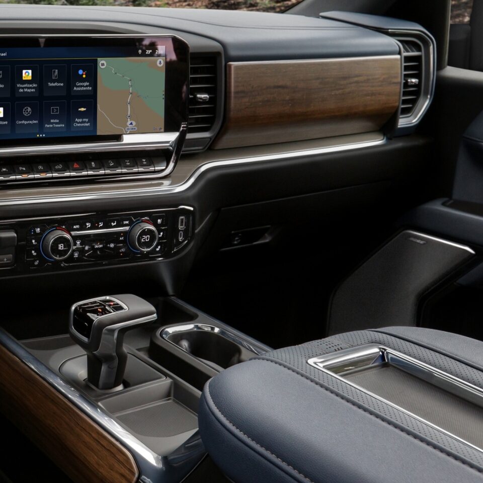Imagem interna da Silverado focando no câmbio automático e painel.