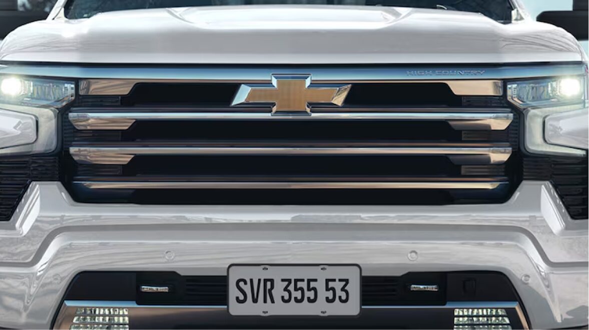 Imagem frontal da Silverado High Country com foco na grade dianteira, que foi pensada para uma aerdinâmica superior.