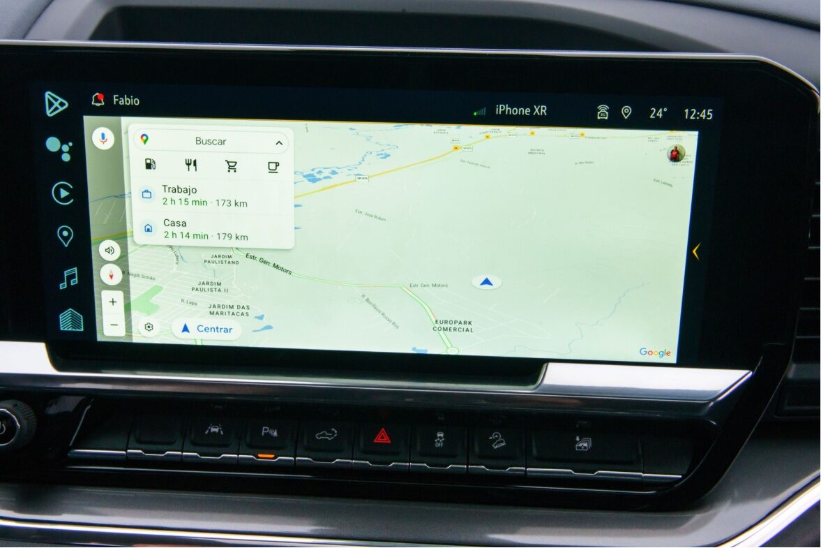 Imagem interna da Nova Silverado, com foco na central multimídia MyLink de 13.4" - a maior da categoria.