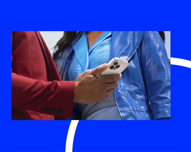 Banner em fundo azul escuro com o texto Já é assinante? ao lado de uma imagem mostrando duas pessoas, em close, segurando um celular.