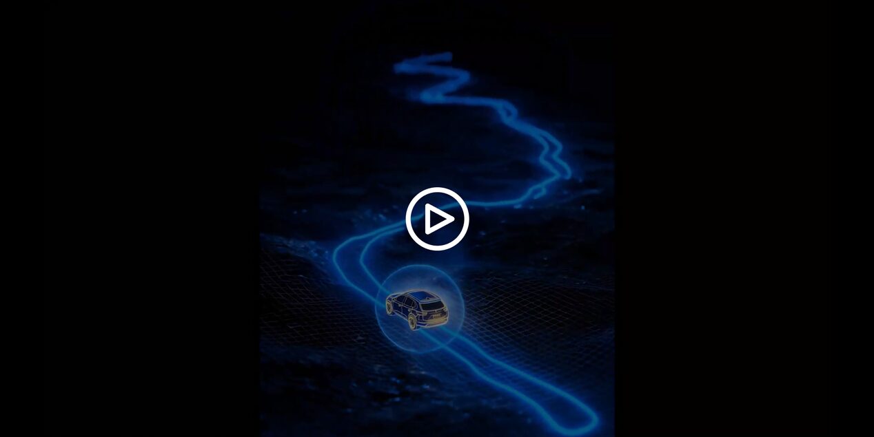 Representação digital de um carro percorrendo uma estrada iluminada em azul, com ícone de play indicando conteúdo em vídeo sobre conectividade OnStar.