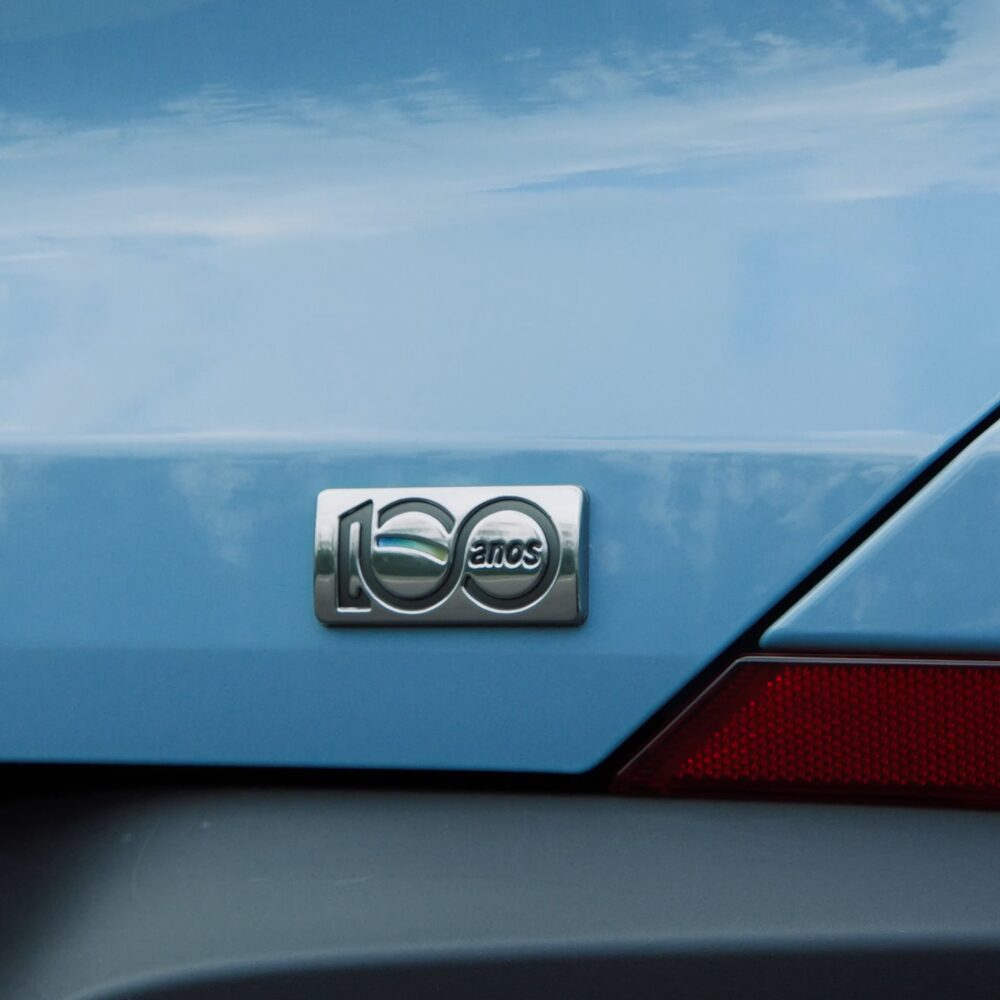 Parte traseira do Tracker com logo de 100 Anos