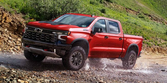 Pick up Chevrolet Silverado ZR2 vista de frente en marcha