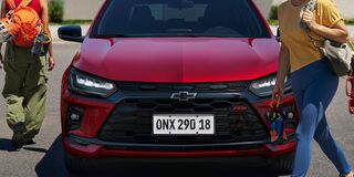 Vista frontal del Chevrolet Onix Plus en camino urbano