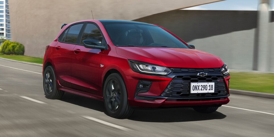 Vista frontal del Chevrolet Onix circulando por una zona urbana.