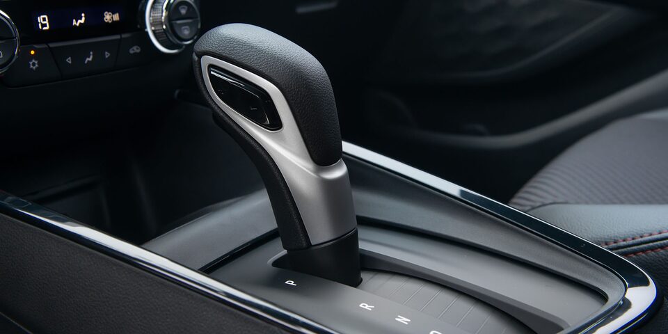 Detalle de la palanca de cambios automatica del Chevrolet Onix.