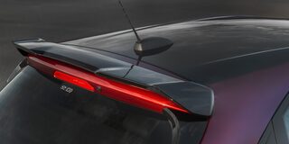 Vista lateral frontal del Chevrolet Onix Plus estacionado en área urbana