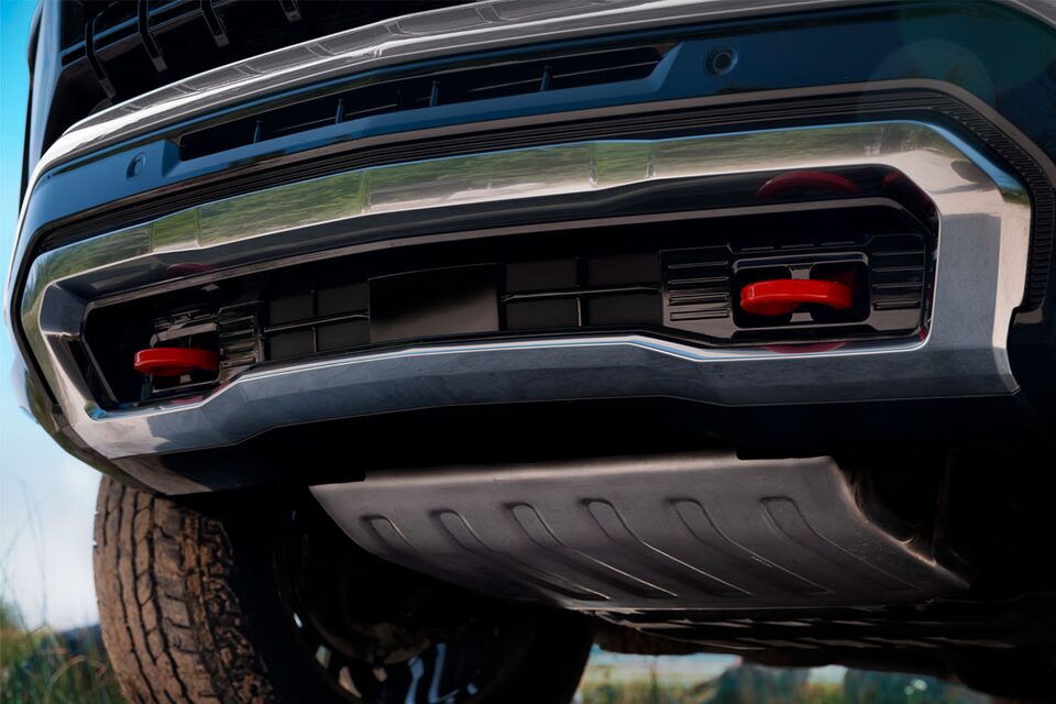 Detalle del parachoques delantero de la Chevrolet Tahoe 2025 con ganchos de arrastre y protector off-road