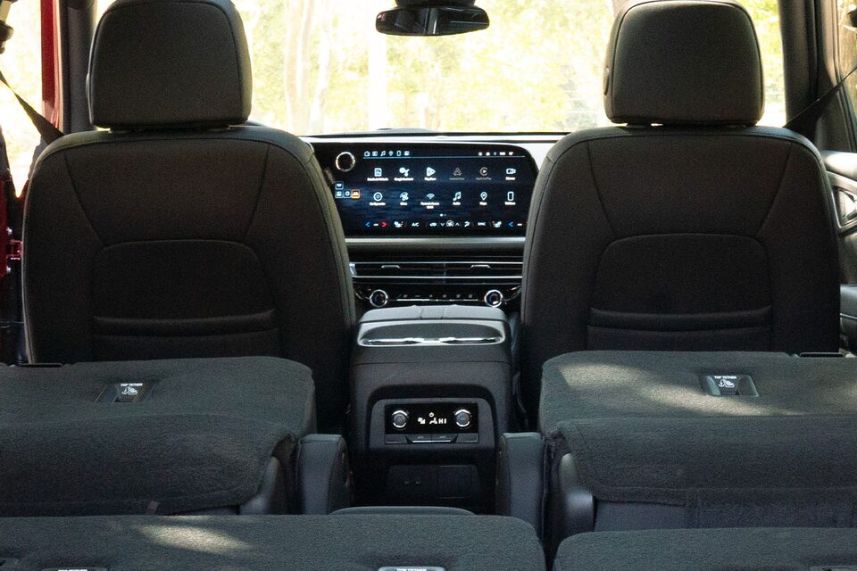 Chevrolet Traverse - Vista de asientos traseros plegados