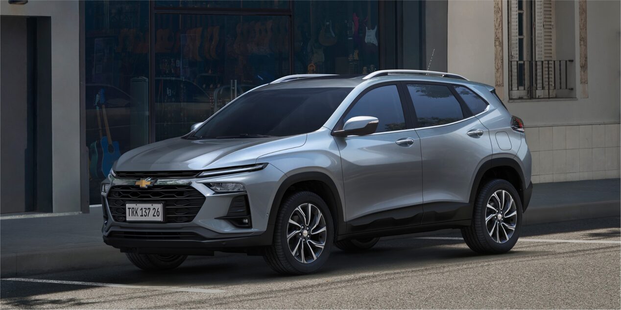 Chevrolet Tracker color Gris Plata Tiburón estacionada en zona urbana.