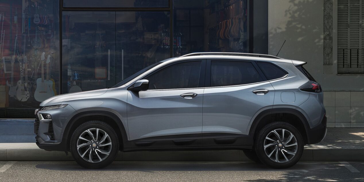 Vista lateral de Chevrolet Tracker color Gris Plata Tiburón.