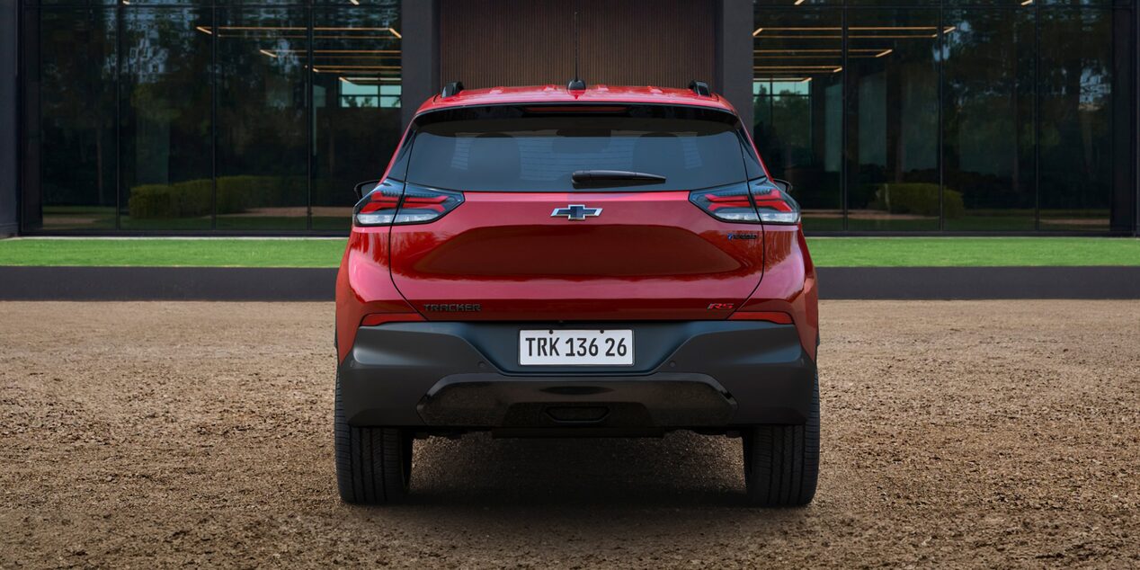 Vista trasera de la Chevrolet Tracker color Rojo Fuego.