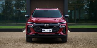 Frente de una Chevrolet Tracker color Rojo Fuego.