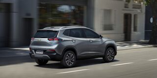 Chevrolet Tracker color Gris Plata Tiburón en movimiento por zona urbana.