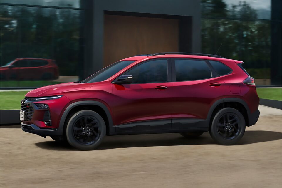 Chevrolet Tracker estacionada fuera de una residencia.