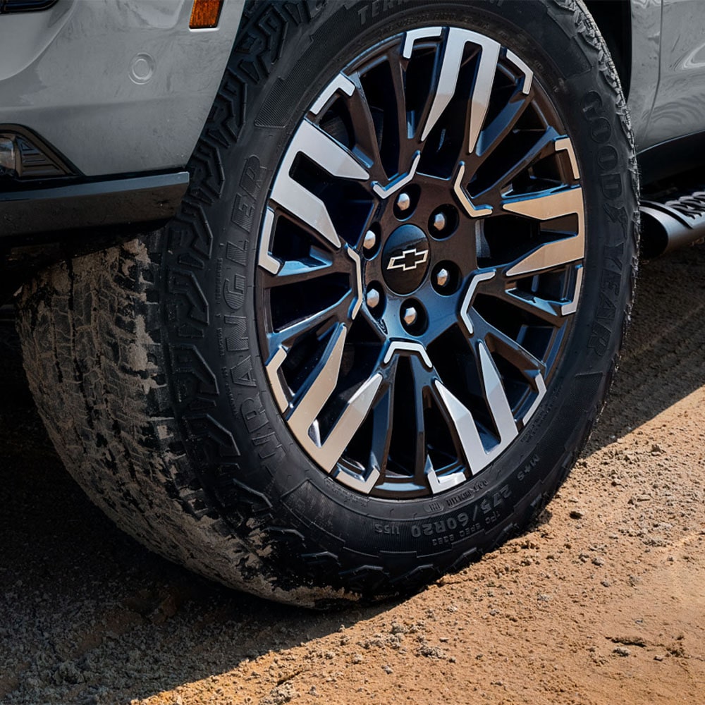 Vista en detalle en las llantas delanteras de 20" de la Chevrolet Tahoe.
