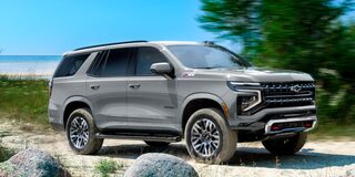 Chevrolet Tahoe en movimiento por un camino de arena.