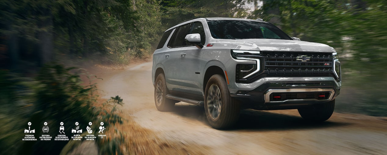 Chevrolet Tahoe circulando por un camino de tierra.