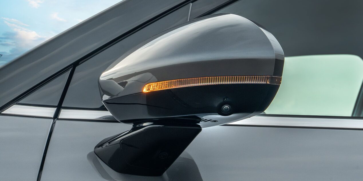 Vista en detalle del espejo lateral de la Chevrolet Captiva EV con luz direccional LED encendida.