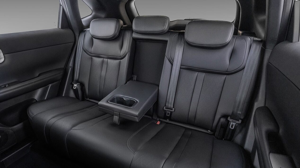 Vista interior y trasera de de la Chevrolet Captiva EV, destacando asientos de ecocuero.