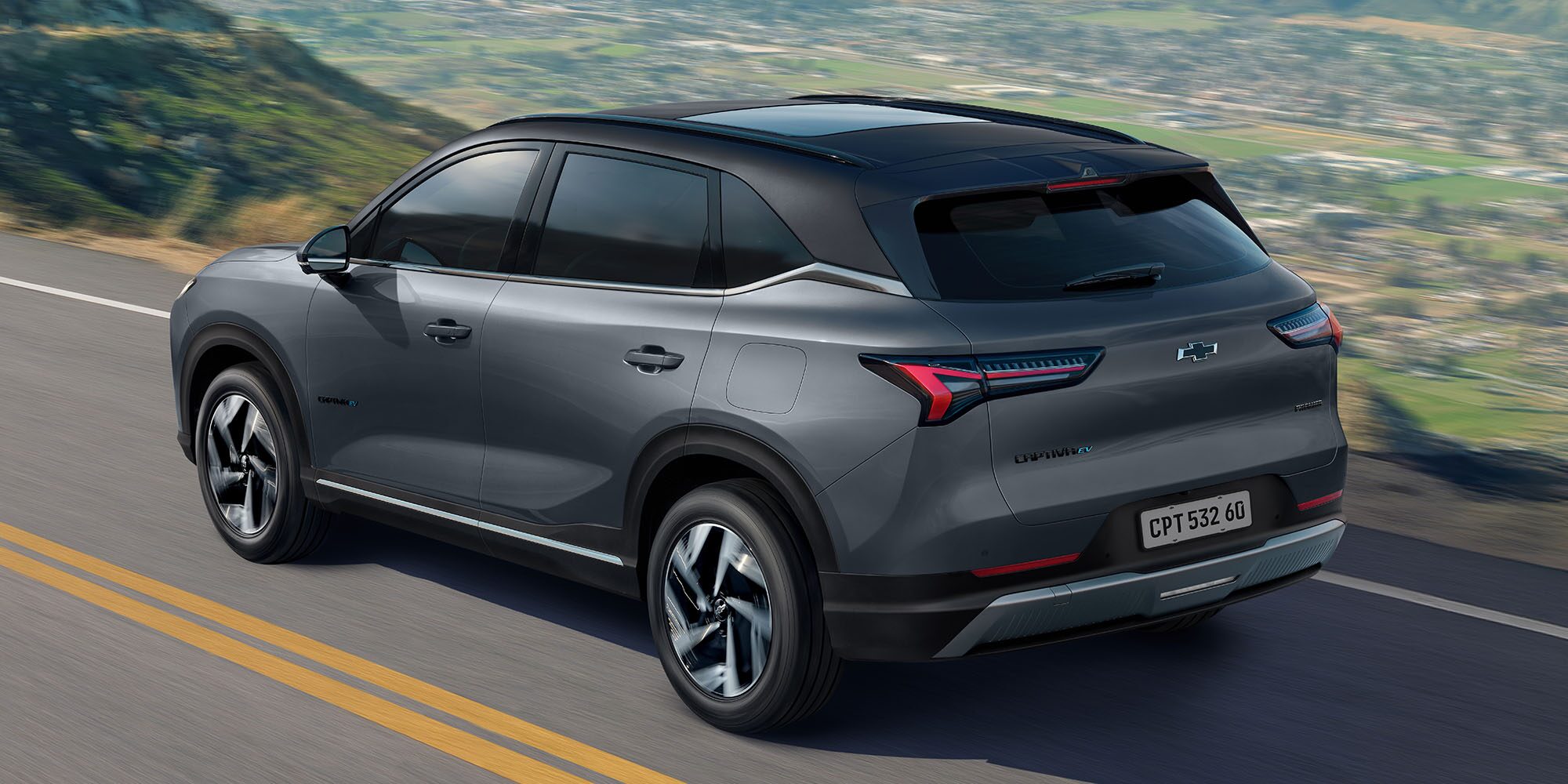 Vista superior de la Chevrolet Captiva EV circulando por una carretera.