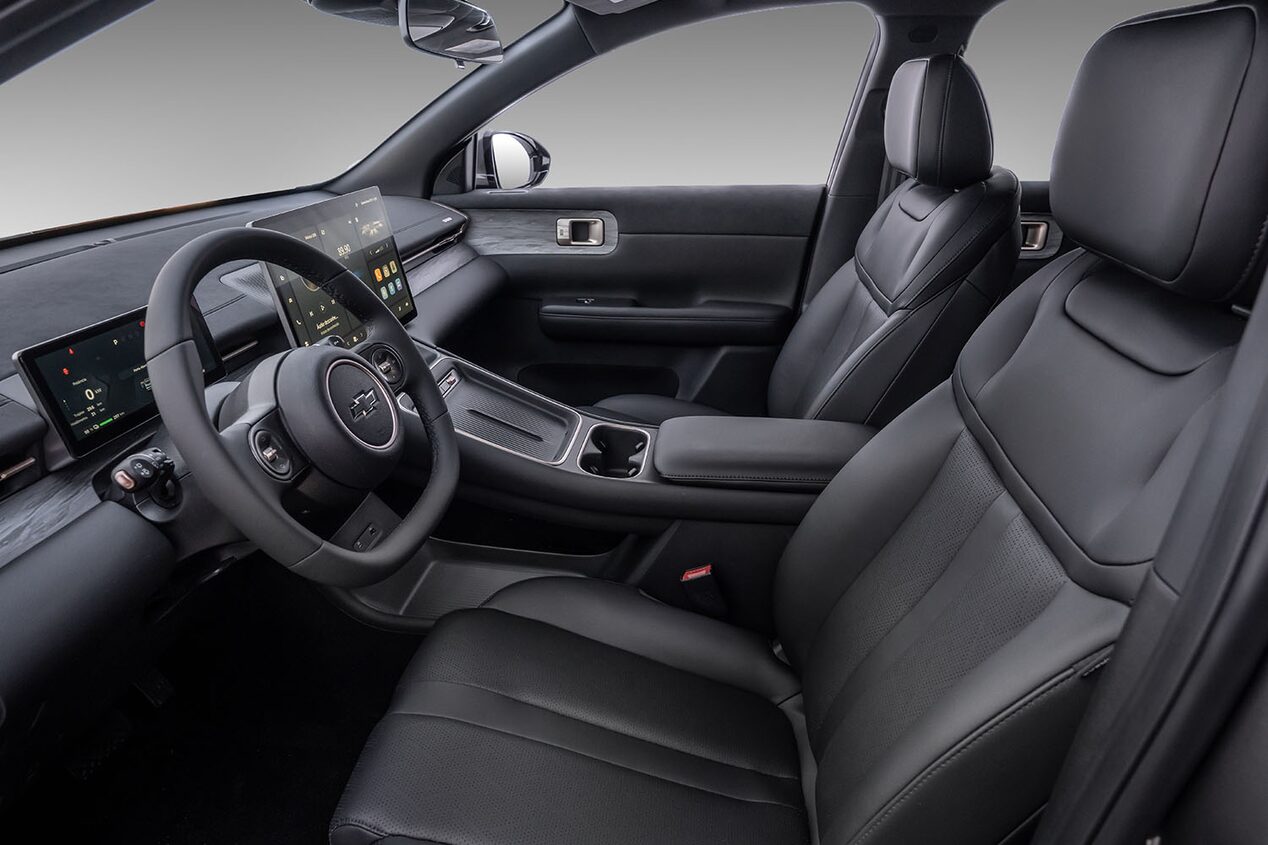 Vista completa del interior de una Chevrolet Captiva EV enfocandose en los asientos delanteros  y el tablero.