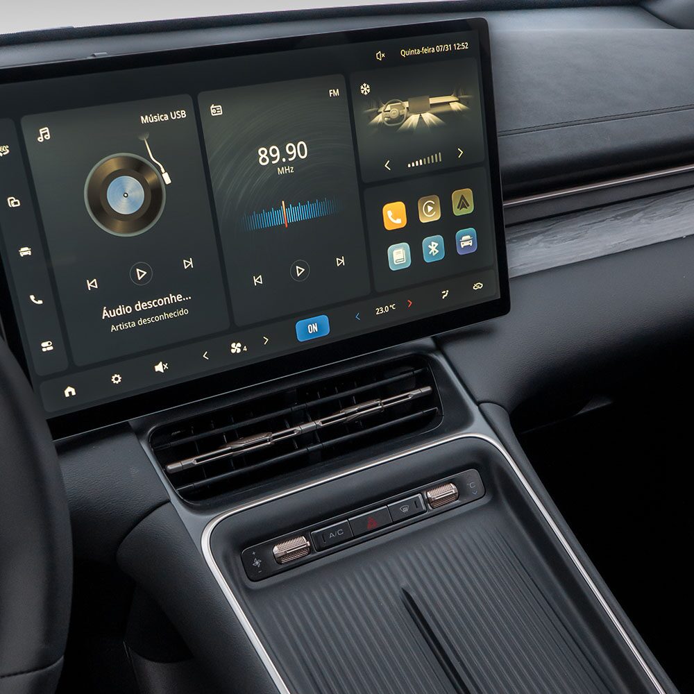 Vista cercana de la pantalla LCD Full HD de 15,6 pulgadas de la Chevrolet Captiva EV.