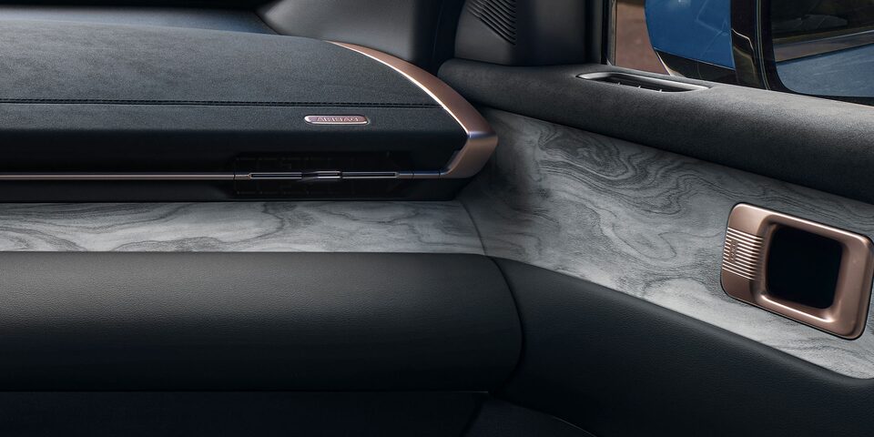 Vista en primer plano de los detalles de diseño en la guantera y una de las puertas de la Chevrolet Captiva PHEV.