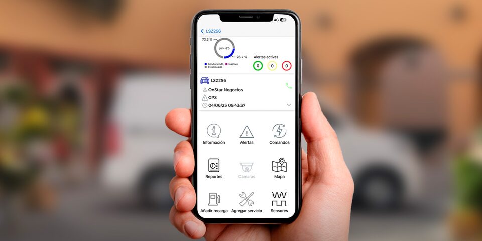 Smartphone destacando los detalles de la app OnStar.