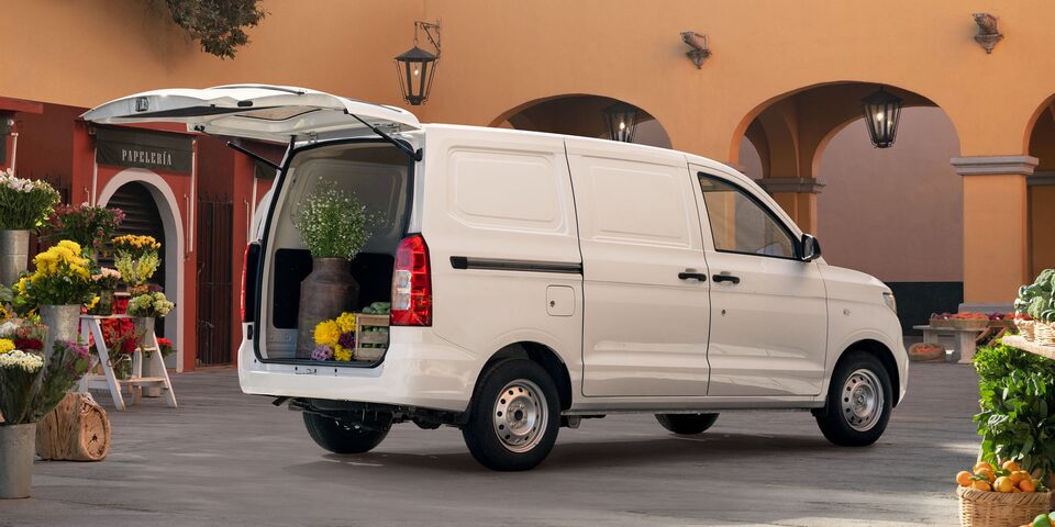 Van Chevrolet blanca mostrando capacidad de carga con arreglos florales en la parte trasera