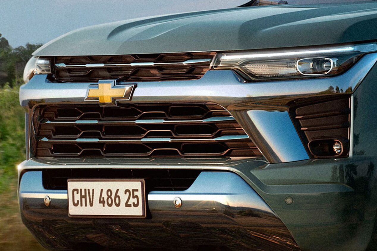 Vista cercana de la parrilla frontal de la Chevrolet Colorado.