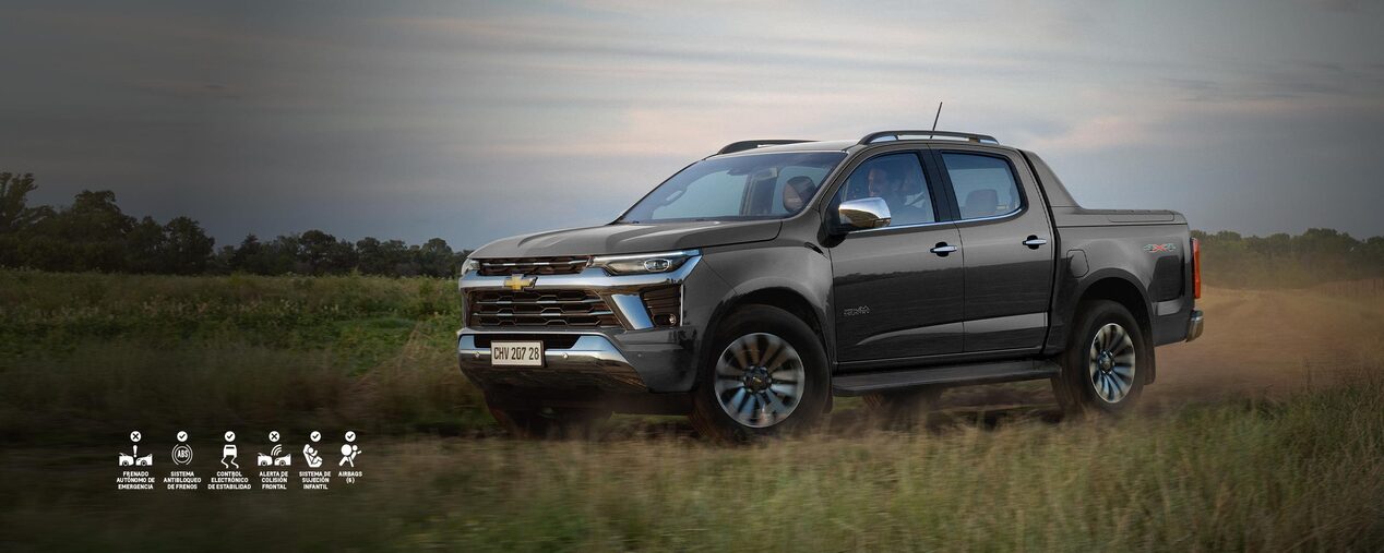 Chevrolet Colorado circulando por un camino de tierra.