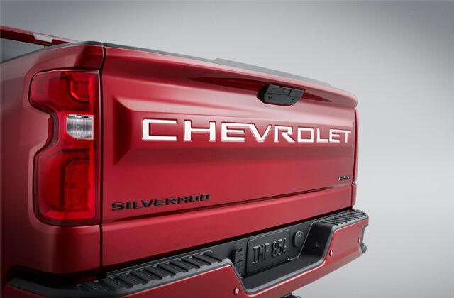 El sticker plateado para el platón resalta el aspecto robusto de tu Chevrolet Silverado