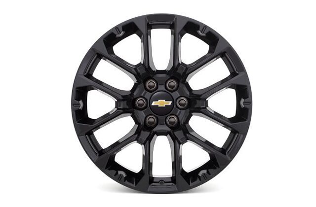 Las llantas de 20" negras otorgan a tu Chevrolet Silverado un aspecto sofisticado y deportivo