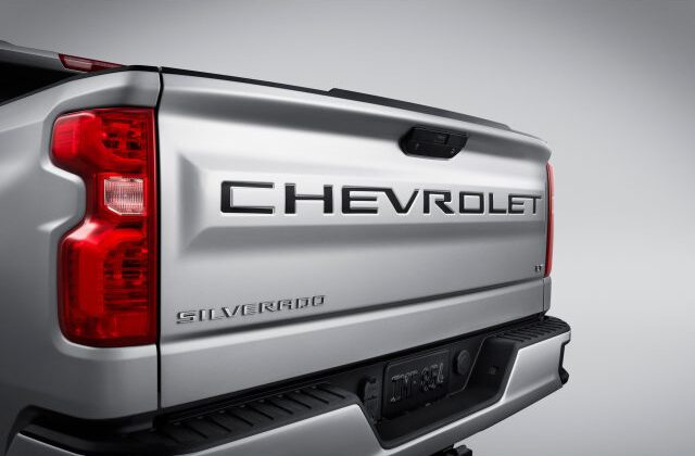 El sticker negro para el platón resalta el aspecto robusto de tu Chevrolet Silverado