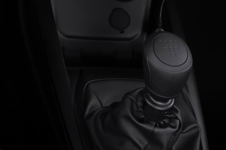 Carga cualquier dispositivo electrónico al interior de tu Chevrolet Joy HB con la toma de 12 Volts