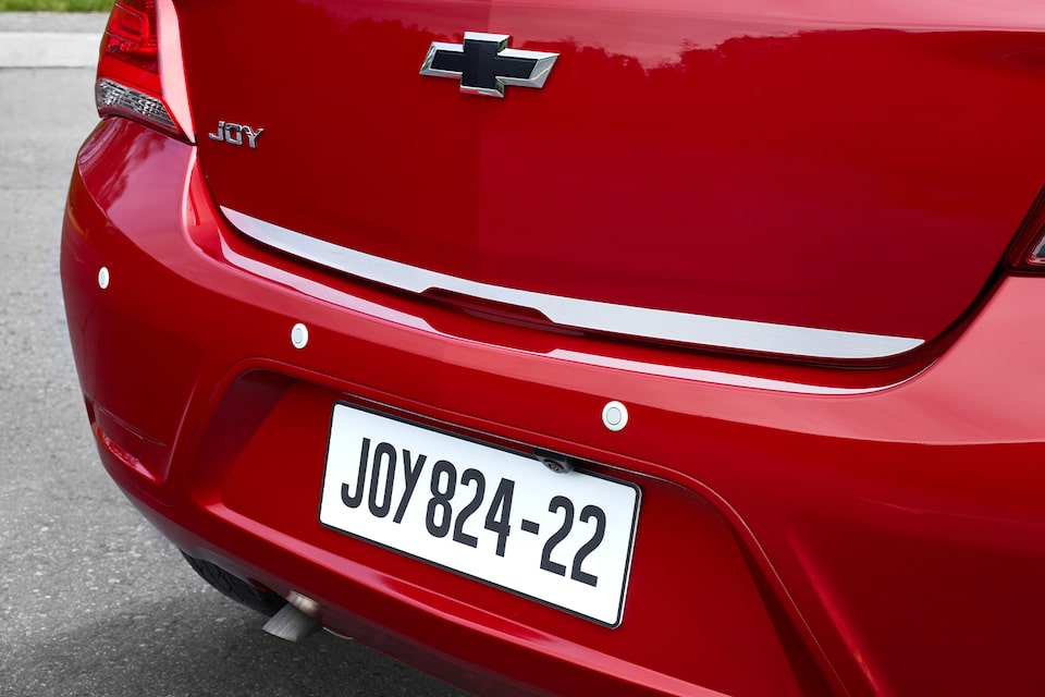 Optimiza el look de tu Chevrolet Joy HB con el aplique cromado de la puerta trasera