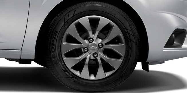Vista de los neumáticos del Chevrolet Joy Sedán Black Edition