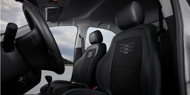 Vista de los asientos delanteros del Chevrolet Joy Sedán Black Edition