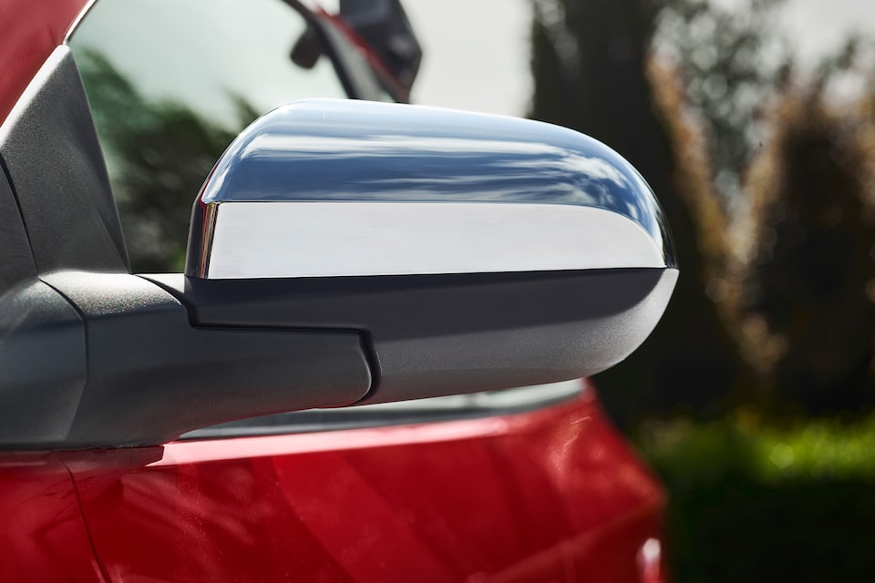 Optimiza el look de tu Chevrolet Joy Sedán con el embellecedor de espejo cromado