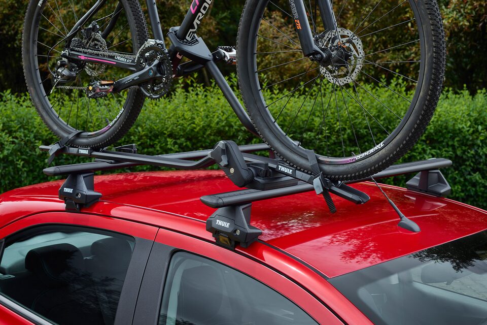 Con el portabiciletas de techo lleva tu bicicleta a todas partes en tu Chevrolet Joy Sedán