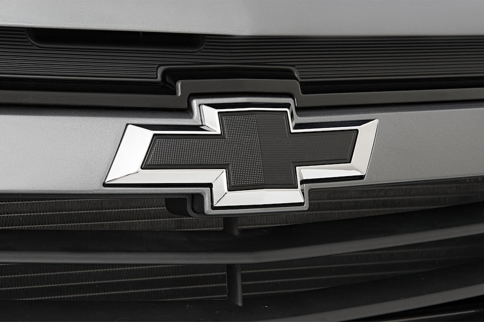 Vista del logo negro frontal del Chevrolet Joy Sedán Black Edition