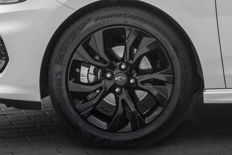 Detalle de las ruedas del Chevrolet Onix Turbo RS