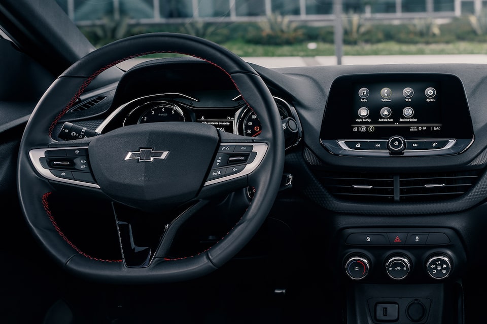 Detalle del volante y controles del Chevrolet Onix Turbo RS