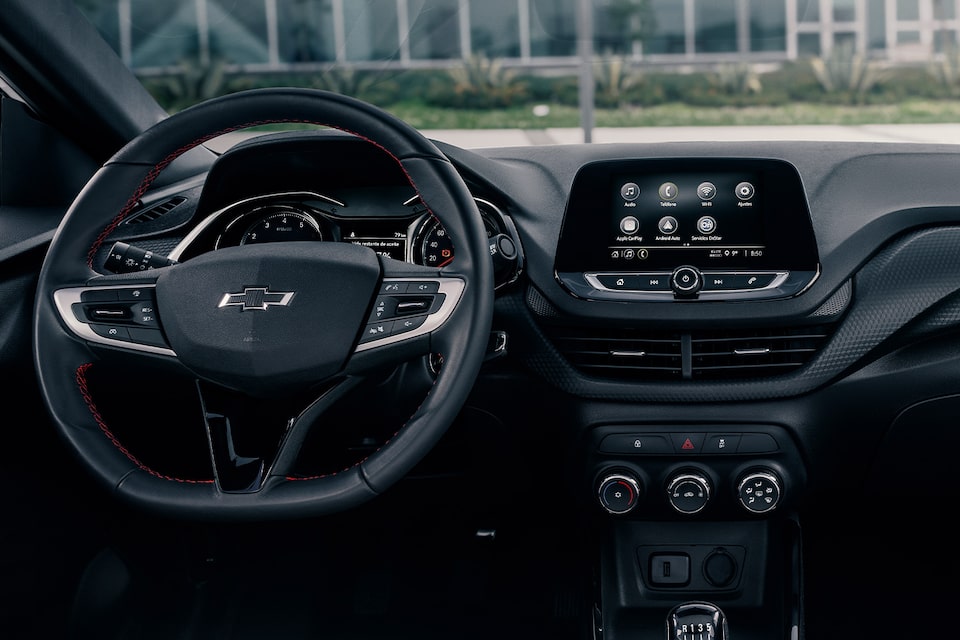 Detalle del volante y tablero del Chevrolet Onix Turbo RS
