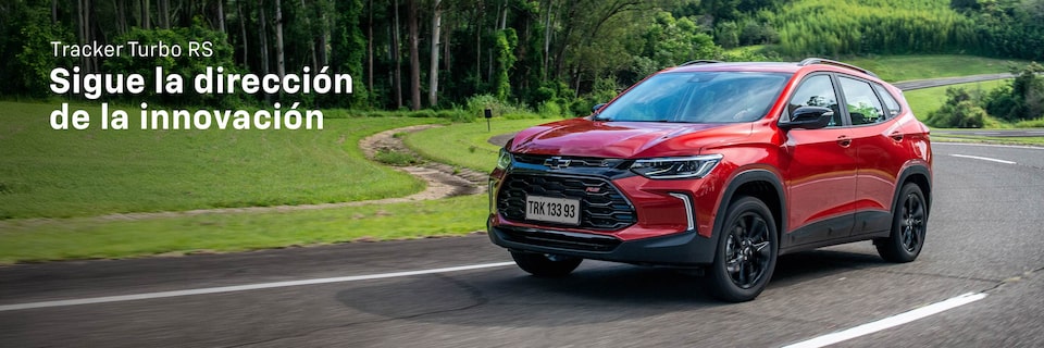 Chevrolet Tracker RS 2025 recorriendo una carretera entre naturaleza, demostrando innovación y diseño deportivo