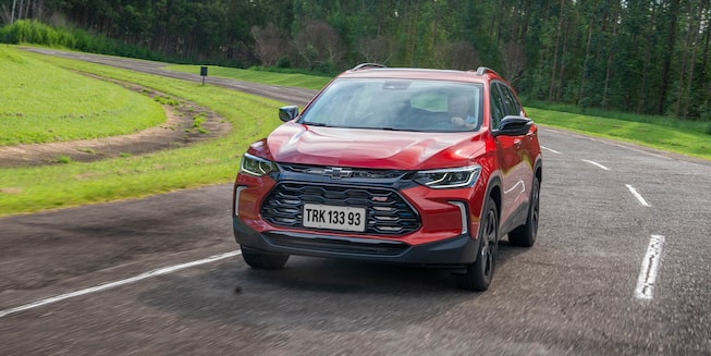 Chevrolet Tracker 2025 en movimiento sobre carretera, destacando su diseño deportivo y motor turbo eficiente para una conducción segura y potente