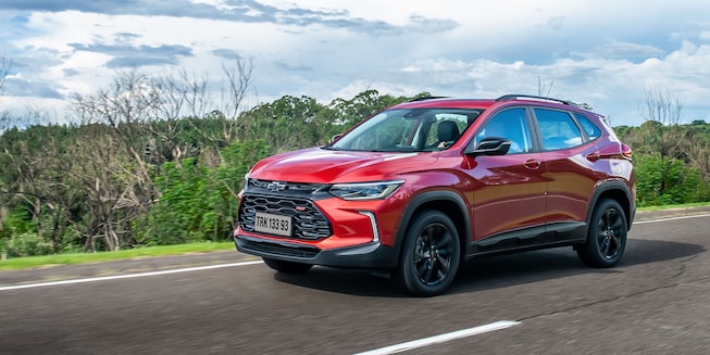 Chevrolet Tracker 2025 en movimiento sobre carretera, destacando su desempeño y eficiencia en viajes largos