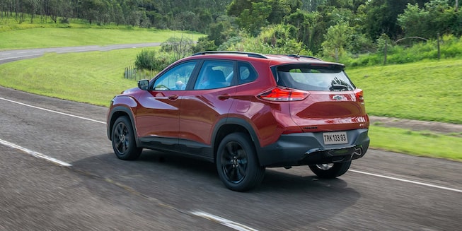 Vista posterior del Chevrolet Tracker 2025 en carretera, resaltando su diseño aerodinámico y elegante en movimiento